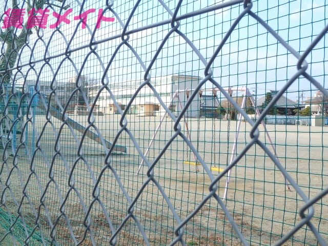 小学校　桑名市立日進小学校（小学校）まで604m