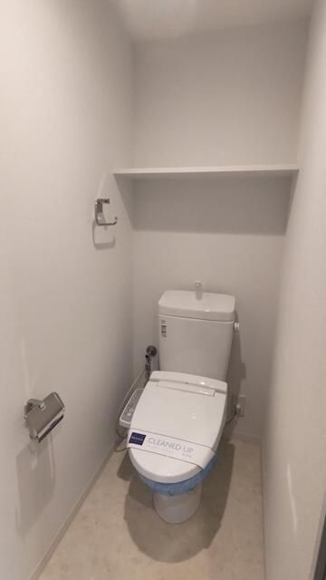 トイレ　落ち着いた色調のトイレです