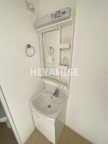 洗面設備　建築途中のお部屋の写真となります。