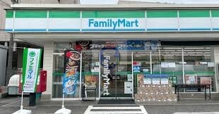 コンビニ　ファミリーマート浪速元町三丁目店（コンビニ）まで132m