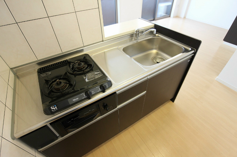 キッチン　※参照※別号室の写真です。グリルとコンロが備わったカウンター