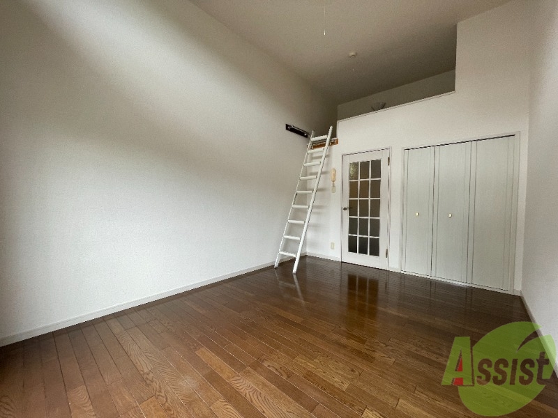 居室・リビング　７帖の洋室が広がっています。シックで落ち着きのあるお部屋。