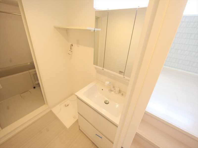 洗面設備　脱衣所　独立洗面台（シャンプードレッサー付）収納スペース有