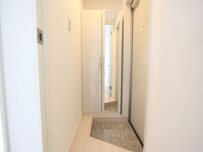 玄関　玄関　シューズボックス　姿見鏡付き（収納充実してます）