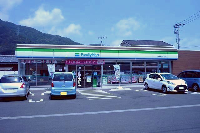 コンビニ　ファミリーマート（コンビニ）まで450m