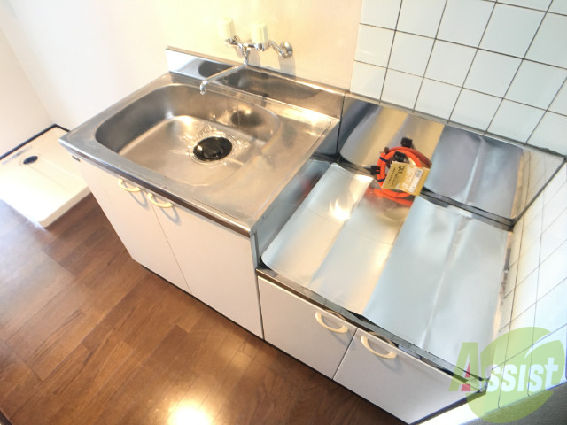 キッチン　一人暮らしには、ちょうどいい広さのキッチンですね。