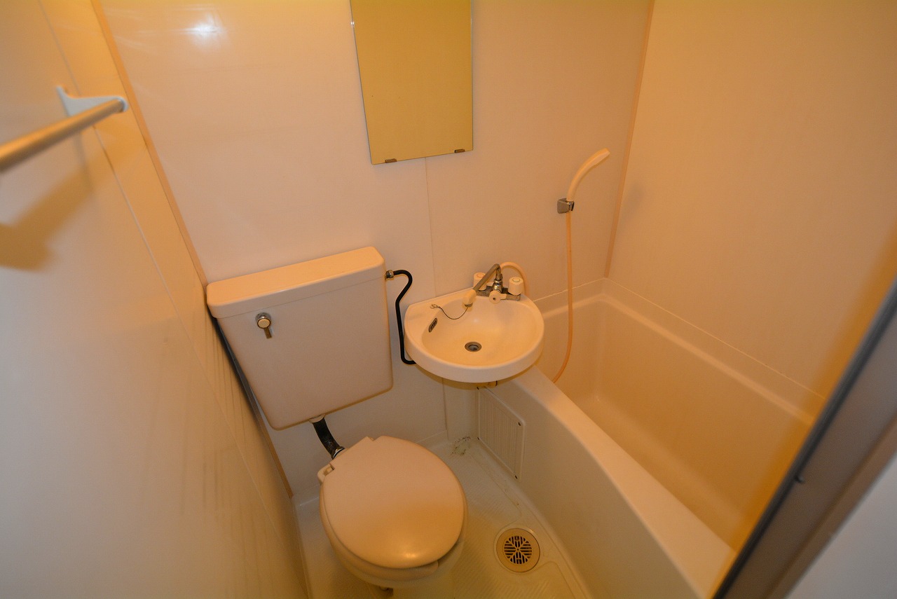 バス・シャワールーム　シンプルで機能的なユニットバス