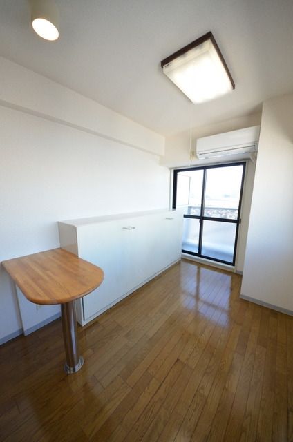 居室・リビング　☆テーブル付きのオシャレなお部屋☆