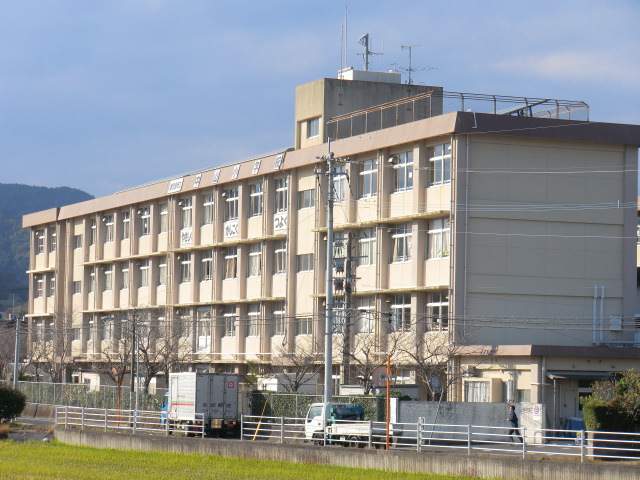 小学校　鹿児島市立中山小学校（小学校）まで972m