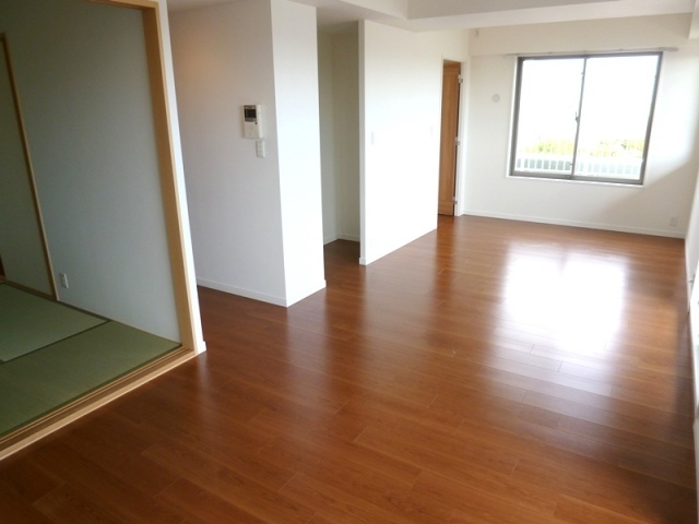 居室・リビング　窓が多くて明るいリビングです☆