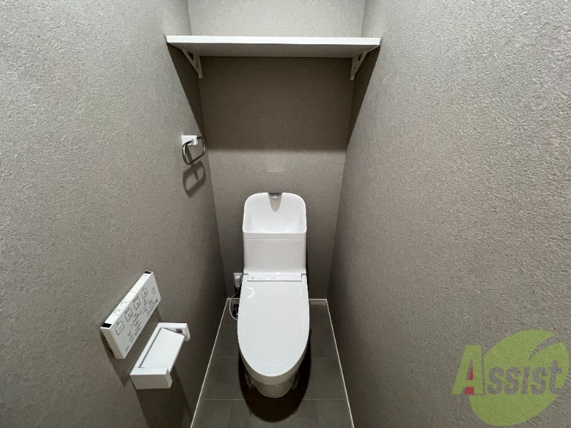 トイレ　こちらは、温水洗浄便座です。便利なウォシュレット付きです。