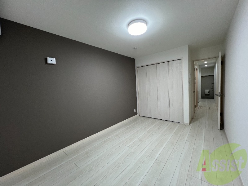 居室・リビング　６．７帖の洋室です。白を基調としたフローリングです！