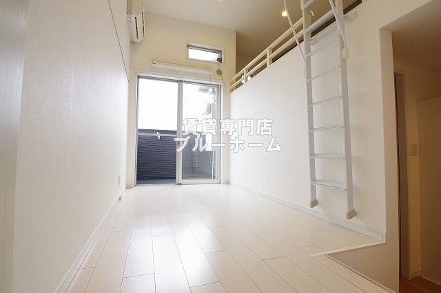 居室・リビング　ロフト付きなので天井高く広いです！