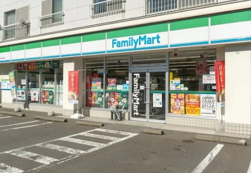 コンビニ　ファミリーマート東札幌6条店（コンビニ）まで157m
