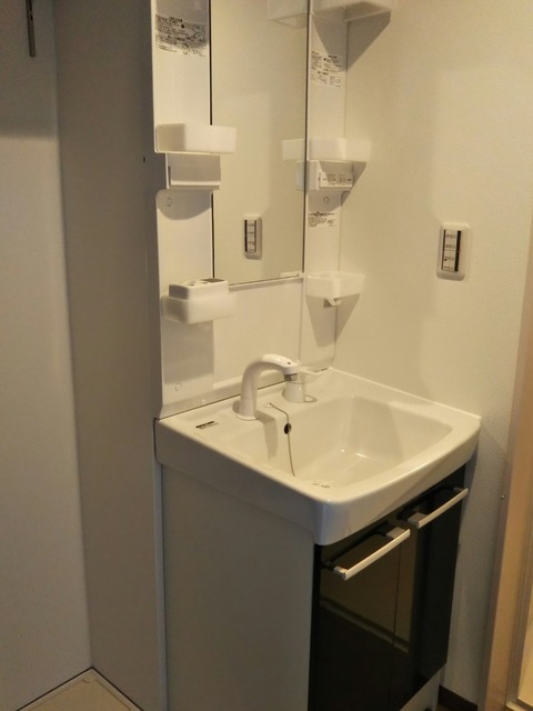 洗面設備　独立洗面台あり、毎朝おしゃれに忙しい女性の方におすすめです