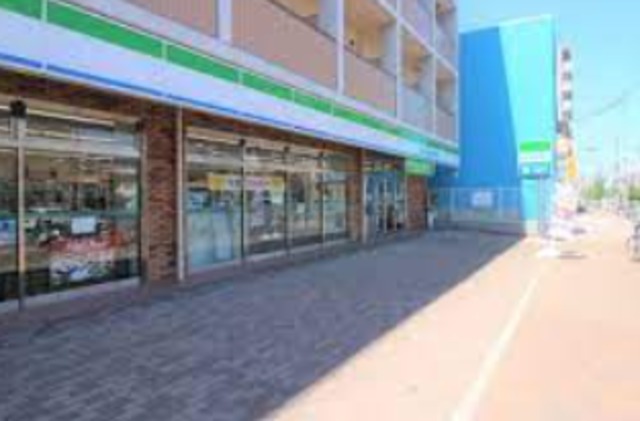 コンビニ　ファミリーマート神戸上沢駅前店（コンビニ）まで710m