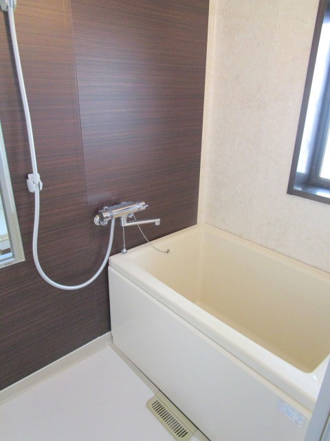 バス・シャワールーム　窓のある明るいバスルーム