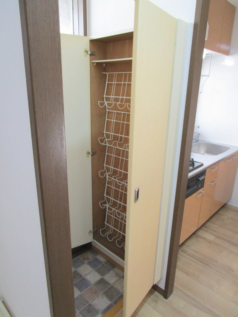 玄関　玄関にはシューズボックスあり