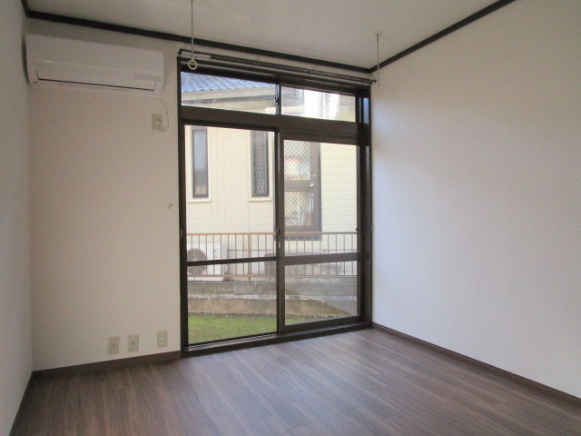 居室・リビング　南向きの洋室フローリングの６帖