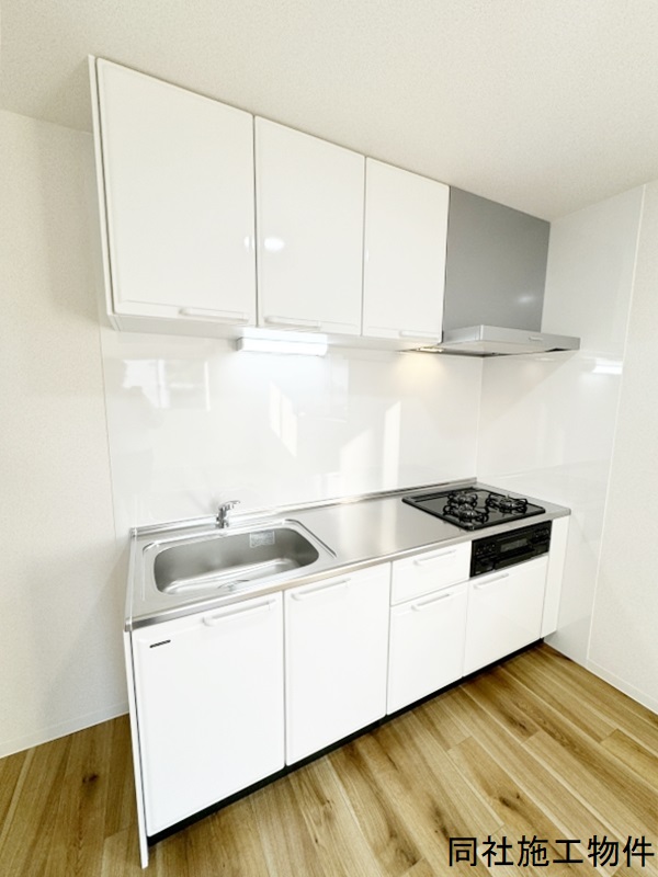 キッチン　3口コンロ・グリル付のシステムキッチンです♪