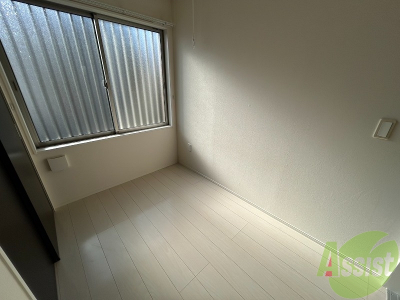 その他部屋・スペース　寝室は３．５帖の洋室をお使いくださいませ。