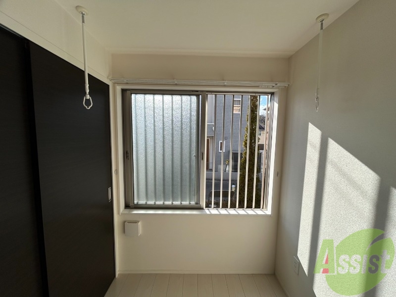 バルコニー　バルコニーはないですが、温かい日差しが部屋に差し込みます。