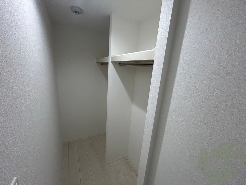 収納　こちらの収納にはハンガーをかけて服もしまえますね。