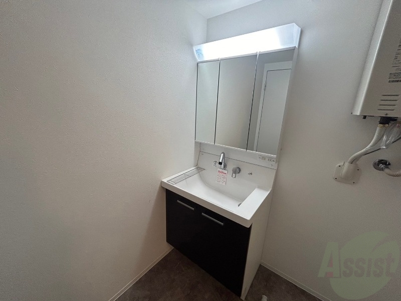 洗面設備　独立洗面台です。大きくてよいですね。シャンプーもできます！