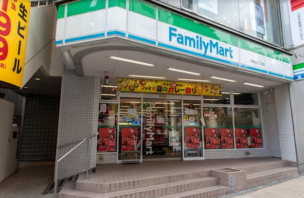 コンビニ　ファミリーマート北青山二丁目店（コンビニ）まで216m