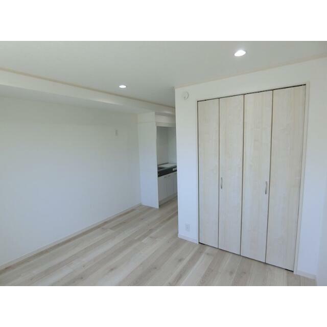 居室・リビング　白が基調の明るい室内！広々！