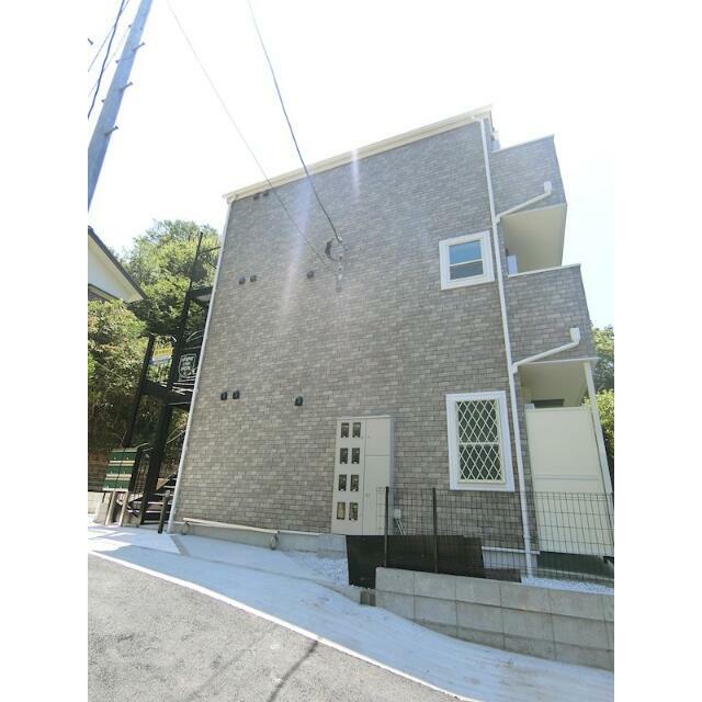 建物外観　重厚感のあるレンガ調の外観です！