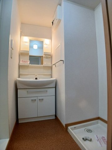 洗面設備　ゆったりとスペースのある洗面所