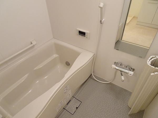 バス・シャワールーム　浴室乾燥機、追い焚き機能付きバス！