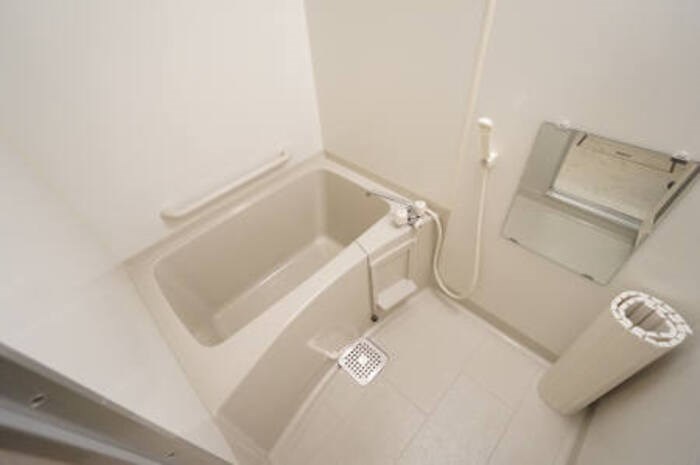 バス・シャワールーム　清潔感のあるお風呂です