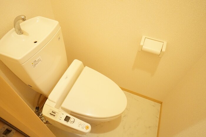 その他　温水洗浄暖房便座トイレです