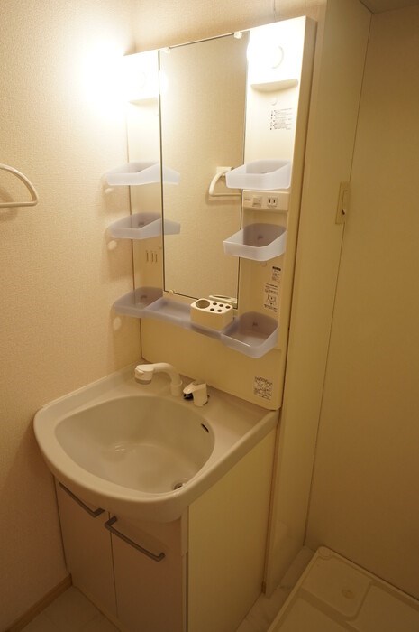 洗面設備　独立洗面化粧台は棚があり身支度が楽々♪