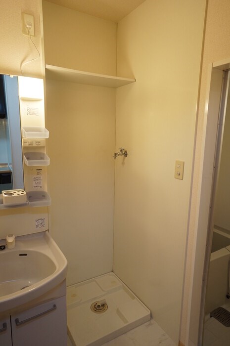 その他部屋・スペース　洗濯機置き場あります、上部には棚があり収納等便利です◎