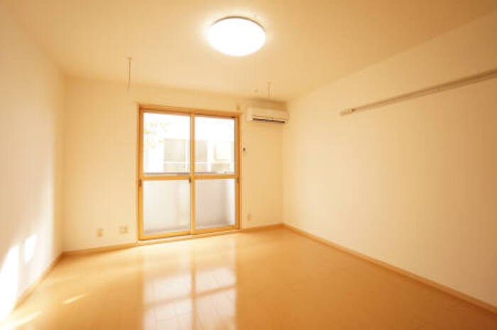 居室・リビング　8帖洋室、エアコン完備