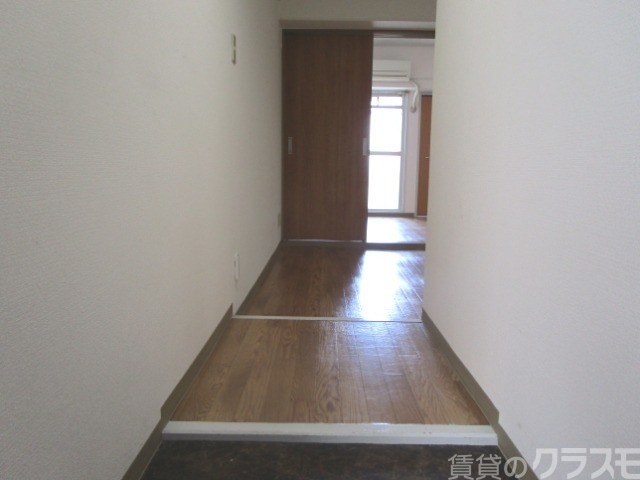 玄関　玄関を開けると・・。