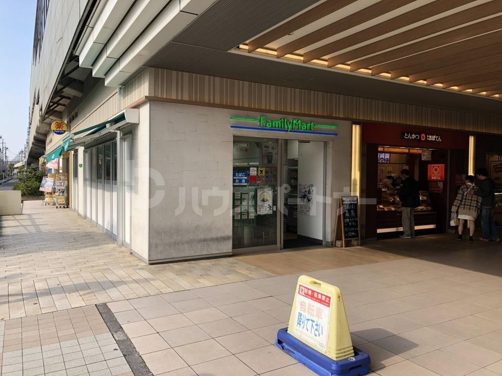 コンビニ　ファミリーマートエキア松原店（コンビニ）まで220m