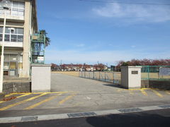 小学校　高岡市立古府小学校（小学校）まで496m