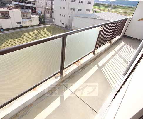 バルコニー　広々とした日当たりが良いベランダです。