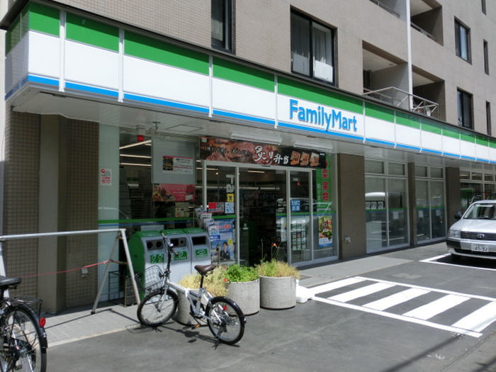 コンビニ　ファミリーマート（コンビニ）まで180m