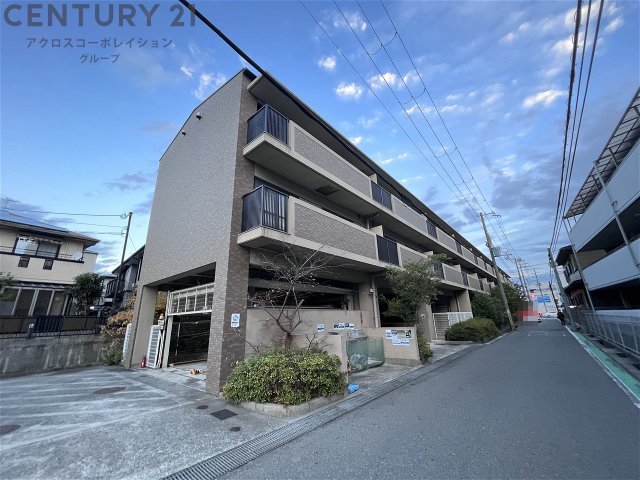 建物外観　オートロックで外部の人間が簡単に出入りできないため安心です。