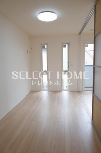 その他部屋・スペース　落ち着いた色調の寝室です