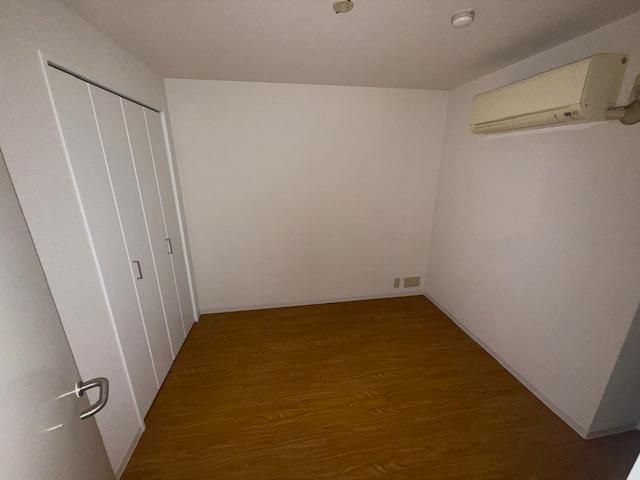 その他部屋・スペース　開放的な寝室です