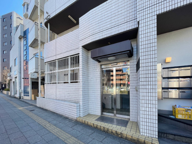 エントランス　落ち着いたエントランスです