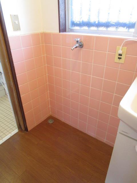 その他設備　松山市西長戸町　賃貸一戸建　洗面所　室内洗濯機置場