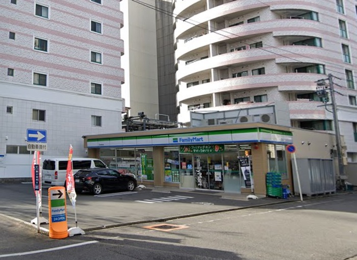 コンビニ　ファミリーマート（コンビニ）まで119m