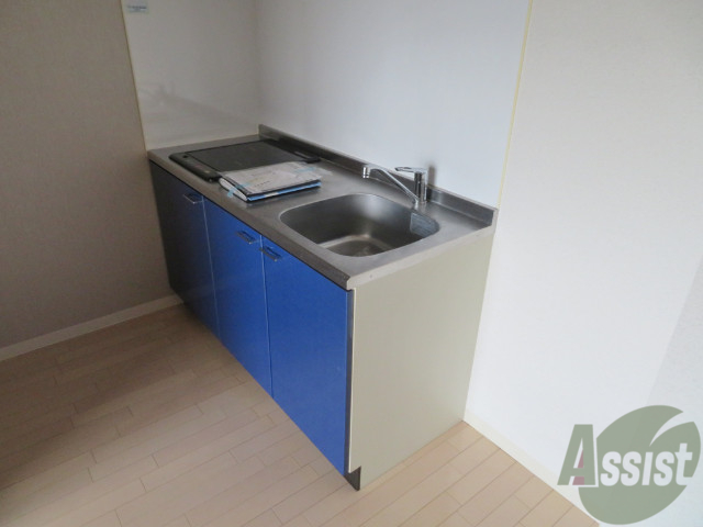 キッチン　１人暮らしには充分な広さのブルーな棚付きのキッチンです。